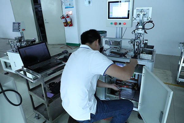 深圳自動點(diǎn)膠機(jī)廠家