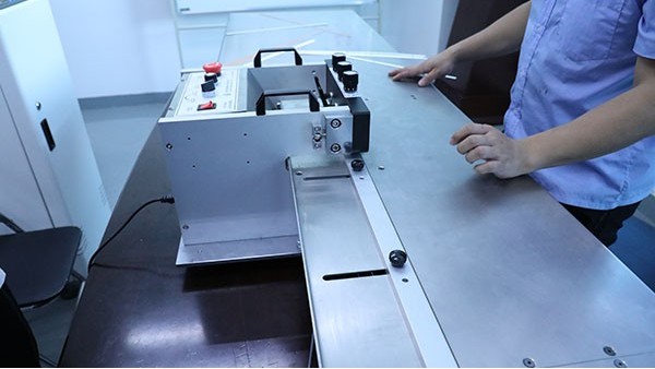 全自動點膠機生產(chǎn)