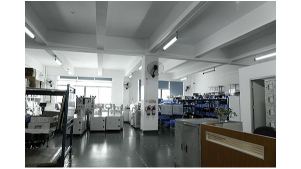 大型自動(dòng)點(diǎn)膠機(jī)