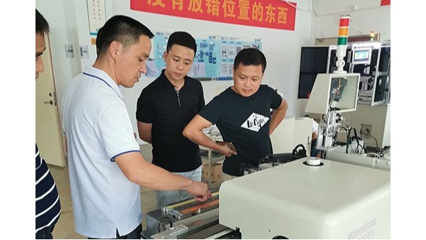 自動(dòng)點(diǎn)膠機(jī)