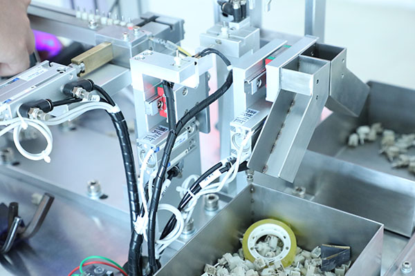 全自動點膠機(jī)廠家