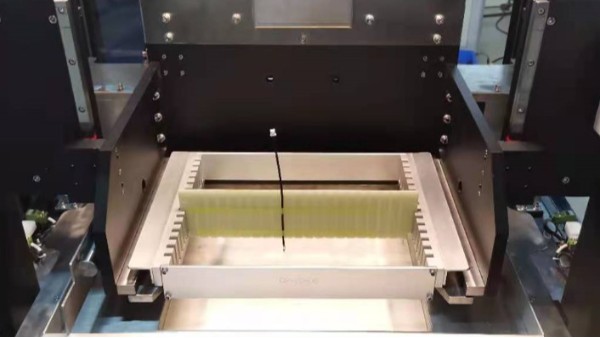 點(diǎn)膠機(jī)和包膠機(jī)的區(qū)別-設(shè)備出貨現(xiàn)場