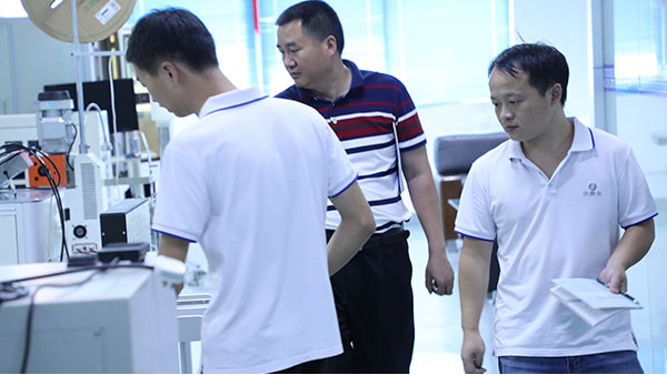 求購全自動(dòng)點(diǎn)膠機(jī)