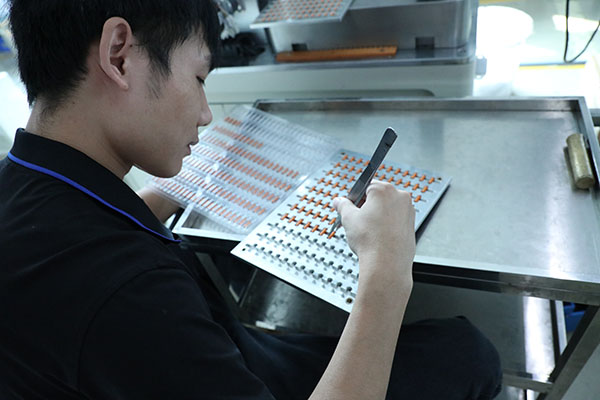 全自動(dòng)點(diǎn)膠機(jī)廠家