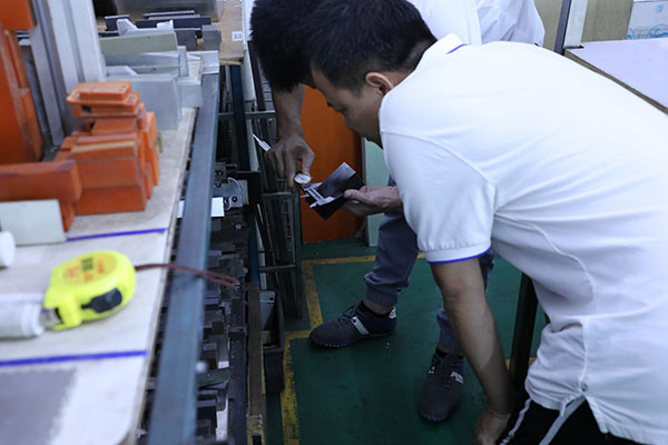 怎樣操作全自動(dòng)點(diǎn)膠機(jī)