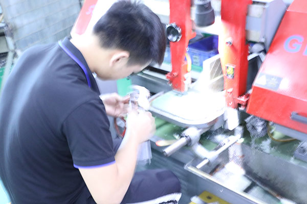 在線式噴射式點膠機生產(chǎn)