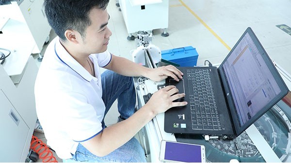 在線式全自動(dòng)點(diǎn)膠機(jī)-加工精度高